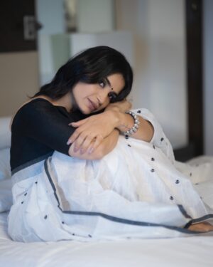 Priya Ahuja Instagram - Less is more, always... Sadgi 🤍🩶🖤

Photographer: @photo_vinayak 
Makeup: @makeoverbydipika