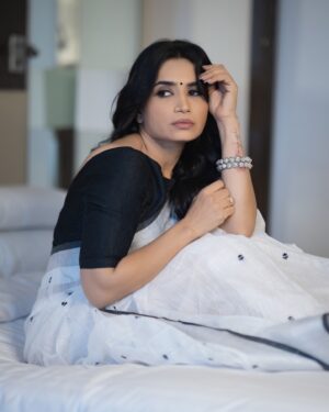 Priya Ahuja Instagram - Less is more, always... Sadgi 🤍🩶🖤

Photographer: @photo_vinayak 
Makeup: @makeoverbydipika