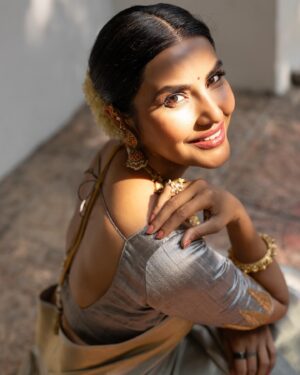 Priya Anand Instagram - ✨🤍✨ 

Beauty by @vedya.balakumar 
Photography @storiesbypreetham