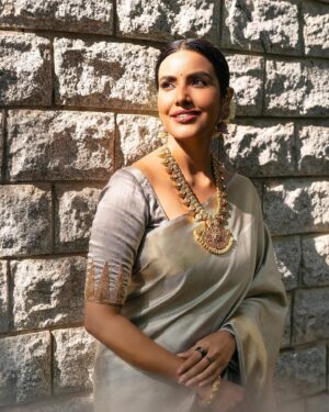 Priya Anand Instagram - ✨🤍✨ 

Beauty by @vedya.balakumar 
Photography @storiesbypreetham