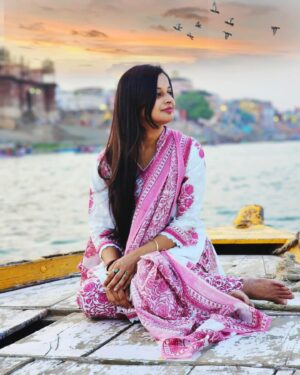 Priya Choudhury Instagram - बनारस् का घाट हो तुम् ❤️ #banaras #banarasghatsbeauty❤️ #banarasghat