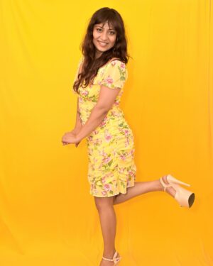 Priya Paramita Paul Instagram - Hello Summer 🌼🌸🌺🍀

#priyaparamitapaul #summervibes #floral #refreshing #yellow #sunflower