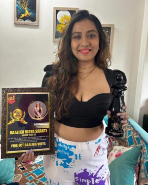 Priya Paramita Paul Instagram - Thank you @baalikavidya for the kind token of gratitude… 
Every girl child deserves right education and I am lucky that I have been able to play a small role by being part of you. Thank you again.

#tokenofgratitude #thankyou #award #narishakti #baalikavidyashaktiawards2022 #priyaparamitapaul