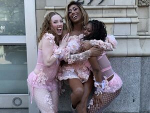 Priyanka Instagram - THE GOOD STUFF 🍲 
@thegoodstuffctv @mary_berg3 

SHUT IT DOWN out now 🚨🚨🚨🚨are you ready for the big announcement on Tuesday? 

choreo: @taminaparis 
dancers: @ireland_byrne @rashae.w 🌸