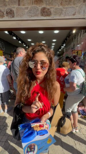 Priyanka Chincholi Instagram - Shopping is girls best friend I say😉 do u guys agree?? 
#priyankachincholi #antaliya🇹🇷 #turkey #sideturkey #vacaction #travelfreak