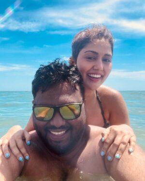 Priyanka Chincholi Instagram - Couples who Laugh together Last together 😉

@rakesh170684 🩵

#esimforturkey #CouplesGetaway#priyankachincholi 
#BeachLife
#TurkishAdventures
#SeaViews
#BeachLove
#TurkeyVacation
#OceanBreeze
#SunsetRomance
#TurkishCoastline
#BeachVibes