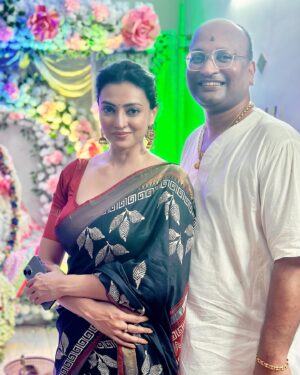 Priyanka Mondal Instagram - সপ্তাহের শেষটা শুরু হলো @nandamajumder  এর বাড়ীর লোকনাথ পূজো এবং পুরোনো বন্ধুদের সাথে  দেখা করে ☺️