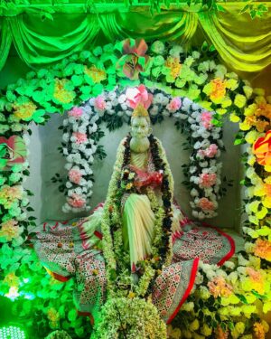 Priyanka Mondal Instagram - সপ্তাহের শেষটা শুরু হলো @nandamajumder  এর বাড়ীর লোকনাথ পূজো এবং পুরোনো বন্ধুদের সাথে  দেখা করে ☺️