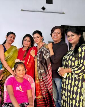 Priyanka Mondal Instagram - সপ্তাহের শেষটা শুরু হলো @nandamajumder  এর বাড়ীর লোকনাথ পূজো এবং পুরোনো বন্ধুদের সাথে  দেখা করে ☺️