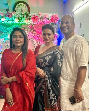 Priyanka Mondal Instagram - সপ্তাহের শেষটা শুরু হলো @nandamajumder  এর বাড়ীর লোকনাথ পূজো এবং পুরোনো বন্ধুদের সাথে  দেখা করে ☺️