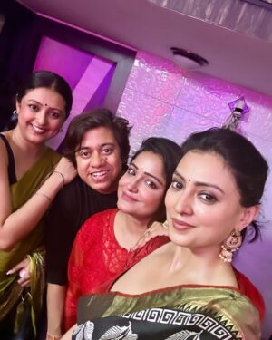 Priyanka Mondal Instagram - সপ্তাহের শেষটা শুরু হলো @nandamajumder  এর বাড়ীর লোকনাথ পূজো এবং পুরোনো বন্ধুদের সাথে  দেখা করে ☺️