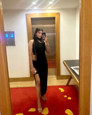 Priyanka Raman Instagram - Mirror selfie after so long.🖤