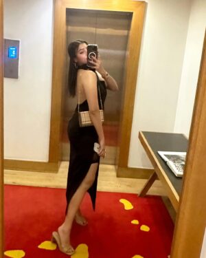 Priyanka Raman Instagram - Mirror selfie after so long.🖤