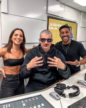 ProfJam Instagram - Hoje recebemos o @profjam6 no Já São Horas ⏰ É já amanhã que vai lançar o novo álbum MÚSICA DE INTERVENÇÃO DIVINA - MDID 🔥

A melhor parte é que vais poder ouvir o álbum completo hoje, numa Listening Party aberta ao público!! A partir das 18h30, no Jardim Francisco Caldeira Cabral 🤩 Contamos contigo? #sósequiseres