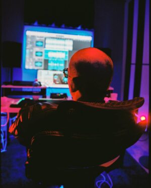 ProfJam Instagram - Novo ano, novo estúdio, novo projecto.

Obrigado a todos os que me acompanham e que me sentem mesmo quando não me mostro. Este projecto é para os que acreditam em mim. Os que me incentivam. Os que confiam em mim e que aguardam ansiosamente por mim. Um obrigado também a toda a gente que me ajudou a chegar onde estou. O Presente é feito com a memória do Passado e com o esboço do Futuro. E finalmente um obrigado eterno a quem nos criou. ♡ que estes últimos anos distópicos se desintegrem no éter para sempre e que pelo nosso pé encontremos novos caminhos, sabendo que não somos apenas matéria e que a chama divina que carregamos não pode ser apagada por ventos nem sopros do que é terreno. A prisão material tem os dias contados, será esse o despertar do novo século. O Renascer da Alma é iminente. E eu contribuirei para tal... 

Este ano tem:
"Música De Intervenção Divina" 
⁽ᵂᵒʳᵏⁱⁿᵍ ᵀⁱᵗˡᵉ⁾
𝓜𝓒
