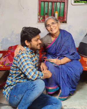 Pruthvi Mukka Instagram - Shoot gap lo @manibhamaklk tho picture! 
Em chepaali bhama kosam! 
Very energetic on sets , happy to act with such experienced actor!! Inkoti enti ante....
Grand parents are very precious they give us everything and expect nothing but just a phone call, So kudirinapudu cal chesi matladeddam! ❤️
.
.
.
Episode chusara? Nachinda? 
#assistantdirector
