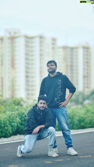 Pruthvi Mukka Instagram - How’s the routine?? 
I tried my best to make it up, now I want you all to try this and post , don’t forget to tag me 🫂 
.
.
@actorsuriya @shrutzhaasan @jharrisjayaraj 
.
VC : @riteshdotp @_studiostories 
Editing : @_rathankrishna 
Choreography: @rahhuul_adapaa 
.
.
#suriya #sruthihaasan #harrisjayaraj #dance #reels #viral #7thsense #trending #tollywood #explore #vizag #visakhapatnam #donpruthvi