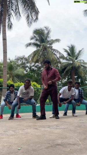 Pruthvi Mukka Instagram - Style Venumma Style Irrukku, Dance Venuma Dance Irrukku 😎
.
.
VC: @rahhuul_adapaa✅
Choreography by NEMESIS DANCE COMPANY @actorvijay @rashmika_mandanna @dilraju.producer @musicthamann 
@teja2908 @karthik._.varma_ @chakri_27_V @bvs.__.vinayaka9 🫂
#nemesis #dance #ranjithame #viral #trend #kollywood #mass #explore #dancereels #reels #instagram