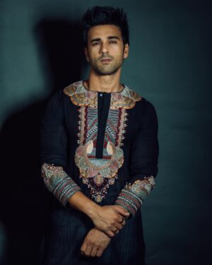 Pulkit Samrat Instagram - So I’ve been told this is my 
‘Good Boy Bad Boy’ look! 
😎🪔😈✨#DiwaliReady 
. . . . . . . . . . . . . . . . 
wearing my very fav @anamikakhanna.in 
with @lsoleshoes_in @ishhaara 
styled by @saloniparekh__ with @jaineeebheda 
📷 @gltch.in 
hmu @aalimhakim @_adnan_zz @rockysoni81 @girish.paliwal.7547