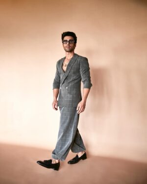 Pulkit Samrat Instagram - Magic carpet ride ready 🧞‍♂️ 

styled by @saloniparekh__ with @jaineeebheda 
wearing @siddartha_tytler @dashia.in @lsoleshoes_in 
📷 @kadamajay 
hmu @aalimhakim @rockysoni81