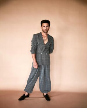 Pulkit Samrat Instagram - Magic carpet ride ready 🧞‍♂️ 

styled by @saloniparekh__ with @jaineeebheda 
wearing @siddartha_tytler @dashia.in @lsoleshoes_in 
📷 @kadamajay 
hmu @aalimhakim @rockysoni81