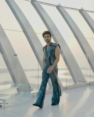 Pulkit Samrat Instagram - Thoda stroll. Thoda pause. 

styled by: @theanisha 
wearing: @arokaofficial @inoxjewelryin @ishhaara @house_of_bonvivant_ @jeetinder_sandhu @ascend.rohank 
hmu: @aalimhakim @rockysoni81 @arsalan4331 
assisted by: @maitriidesaii 
styling intern: @palakgupta_97 @theotherside2323