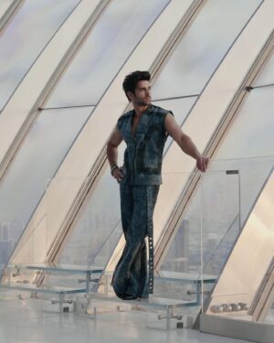 Pulkit Samrat Instagram - Thoda stroll. Thoda pause. 

styled by: @theanisha 
wearing: @arokaofficial @inoxjewelryin @ishhaara @house_of_bonvivant_ @jeetinder_sandhu @ascend.rohank 
hmu: @aalimhakim @rockysoni81 @arsalan4331 
assisted by: @maitriidesaii 
styling intern: @palakgupta_97 @theotherside2323