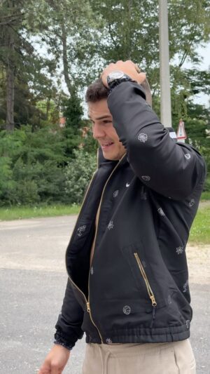 Pumped Gabo Instagram - Kedves barátaim, egy szomorú gyászhírt kell közölnöm veletek, az élet folyamatosan változik, egyes változásokat észre sem veszünk, bizonyos változások pedig ledöntenek a lábunkról és földbe tipornak… biztos mindannyian alapoztatok vagy aftereztetek már legalább egyszer életetek során a Balaton Sound előtti Reálban. Ma a környéken jártam és szomorúan láttam hogy a bolt már nem működik. 😪 Emlékszem 2015ben ezen a helyen megpihenve olvastam a néhai Indexen a legelső cikket Pumped Gaboról, miközben szétégette a nyelőcsövemet a span által kevert 9 dl royal vodka 1 dl narancs. Nem akarom hosszúra nyújtani, tavaly a Sound 1. Napján mondtam a reálosoknak hogy mehetne valami más zene a Manna fm en kívül így hajnali 6kor. Nem hallgattak rám. Utolérte őket a vég🖤😭 köszönöm a sok emléket Reál bolt 🙏🏽 még tartozok 165 ft val, nemtudom azzal mi legyen… legends never die