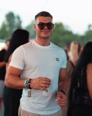 Pumped Gabo Instagram - Sajnos nagyon szentimentális ember vagyok. Tudom, egy nap, hatalmas lesz a fájdalom, amikor többé nem megyünk a Balaton Soundra. Csak képek, és videók maradnak, amiket alkalmanként keserédes fájó szívvel nézegetünk majd, egész éjjel. 

Egyszer eljön az utolsó zene, az utolsó nevetés, az utolsó ölelés a Soundon. Az utolsó idő amikor egymásra nézünk vidáman, fiatalon. 😭

Talán egy nap megmutatom nektek, milyen volt a Balaton Sound nekünk.

Bár az nem lesz ilyen békés mint ezek a képek ezzel a zenével…😌

@balatonsound ♥️