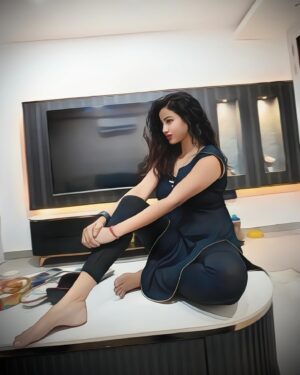 Pupul Bhuyan Instagram - Embracing the beauty of simplicity in my black salwar. #LessIsMore 💕🧿