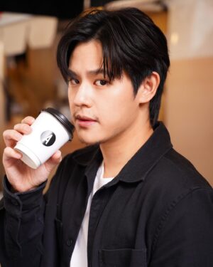 Purim Rattanaruangwattana Instagram - ปกติปลื้มเป็นคอกาแฟสดตัวจริงและติดรสชาติกาแฟสดมากๆ แต่วันนี้ขอเปิดใจลองทำ Taste Challenge ของ GUESS THE BOSS เพื่อตามหากาแฟแก้วโปรด
พอได้ดื่มกาแฟพร้อมดื่ม BOSS COFFEE ครั้งแรกรู้สึกว้าวมากเหมือนกาแฟสดที่ผมดื่มทุกวันเลย เลยเลือกเป็นแก้วโปรด
มารู้ว่ามันอร่อยเพราะเค้าใช้กรรมวิธี Flash Brew สกัดร้อนและล็อกเย็นเทคนิคเฉพาะของญี่ปุ่น ทำให้กาแฟหอม ละมุน กลมกล่อมมากๆ ต้องลองแล้วครับทุกคนนนนน 🤩
👉🏻 ติดตามรายละเอียด GUESS THE BOSS คาราวาน ได้ที่ Facebook: Boss Coffee Thailand หรือลองชิมด้วยตัวเองได้ที่ 7-Eleven และห้างสรรพสินค้าใกล้บ้านคุณ
#GUESSTHEBOSS
#บอสคอฟฟี่ 
#แบรนด์กาแฟพร้อมดื่มอันดับหนึ่งในญี่ปุ่น