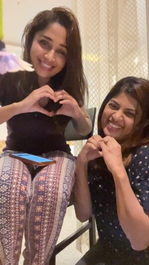 Purneima Day Instagram - Do watch a whole vlog of this fun jamming with @purniemaadey_official 

[dhanashri Kadgaonkar, Purnima day , singing , love ,Instagram]