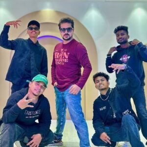 Pushkar Jog Instagram - Today, we have got a chance to dance on the favorite songs of those whose movies we grew up watching since childhood. We appreciate the respected marathi superstar and the finest dancer @jogpushkar sir🔥
Thank you so much for giving us your precious time and opportunity. You have always been our favorite. Looking forward to work more with you. 
.
.
📷Shot by - @_praful_ghatvisave_⚡
🎧Song by - @ajayatulofficial sir ✨
.
.
Gang ✨@pravin_jagtap97 @_nitin_pawar__
@rahul__nikalje @pratik_panvelkars 🔥👊
.
.
#explorepage #explore #viral #instagram#instalike #trending #dance #marathi #dancereels #reels