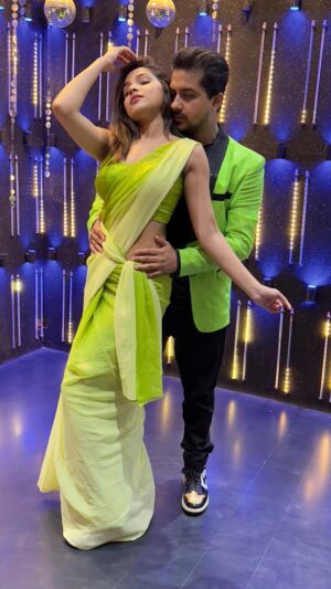 Pushkar Jog Instagram - A bit late to the trend …Glad to collaborate with @jahnavikillekar ..Dancing Is therapy .. Also happy for @aditya_a_sarpotdar & to the entire team for the massive success of #munjya .. @sharvari  @verma.abhay_ @bhagyashreelimaye  #new #réel #reelsinstagram #reelsvideo #instagood #instadaily #reelitfeelit #reelkarofeelkaro  Choreographed by @rahulshetye1981  Team Rahul - @bhavana.jalgaonkar @mr._dancer.___