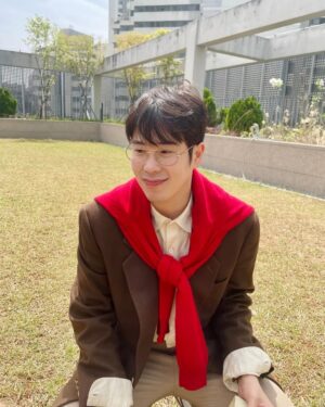 Pyo Ji-hoon Instagram - 오늘 공연 한다고 
신난 봄날 지훈이🌻