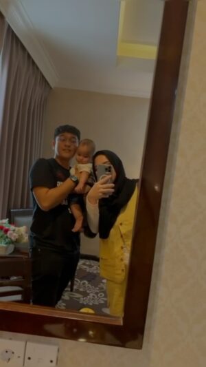 Qausar Harta Yudana Instagram - Alhamdulillah keluarga kecil kami udah sampai di banda aceh, langsung merapat untuk istirahat @hermespalacehotelbandaaceh 
Thank you for your hospitality…
.
#maqaufamily #bandaaceh #hermespalacehotelbandaaceh #hanakirohkiroh