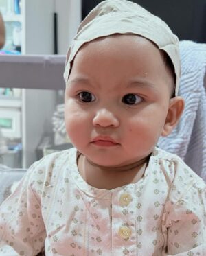 Qausar Harta Yudana Instagram - Harapan tahun ini pengen foto lebaran niat dan estetik, tapi apadaya kami terlalu hektik😔
Selamat lebaran dari keluarga kecil kami, sedikit cerita lewat foto2 ini lebaran kami seperti apa semoga mengerti 🫣😅🥲
Maaf lahir batin onty ongkel onlinenya LV🙏🏻🙏🏻🩵💙✨
-MaQau&LV-