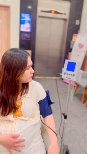 Qausar Harta Yudana Instagram - Mendadak inget momment pas hamil LV 6 bulan, lagi control terus diajak room tour sama @hennyrusniawaty di @brawijayaantasari mulai dari ruang bersalin, nursery room, sampe kamar buat aku after lahiran💙 eehh ga kerasa sekarang LV udah 3 bulan lebih🩵💙✨