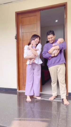 Qausar Harta Yudana Instagram - Bonding antara anak sama ayah itu sama pentingnya loh dengan ibu.. nahh daddy qausar punya tips nih supaya ayah juga bisa ikut berperan dalam mengasuh anak yg lagi rewel.. btw sungkem dulu sama @sleekbaby_id yang bikin segala urusan cuci mencuci perlengkapan baby jadi lebih easy~~
Nahh kalian juga bisa nih ikutan giveaway dari @sleekbaby_id dengan cara kirim tips unik dari bapak2 versi kalian dan bisa berkesempatan dapet SEPEDA LISTRIK loh!! ini #AsleeknyaHariAyah versi keluarga kita💜💜

#kolaborasleek