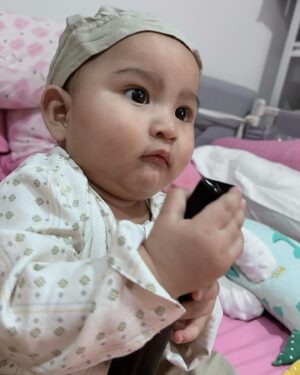 Qausar Harta Yudana Instagram - Harapan tahun ini pengen foto lebaran niat dan estetik, tapi apadaya kami terlalu hektik😔
Selamat lebaran dari keluarga kecil kami, sedikit cerita lewat foto2 ini lebaran kami seperti apa semoga mengerti 🫣😅🥲
Maaf lahir batin onty ongkel onlinenya LV🙏🏻🙏🏻🩵💙✨
-MaQau&LV-