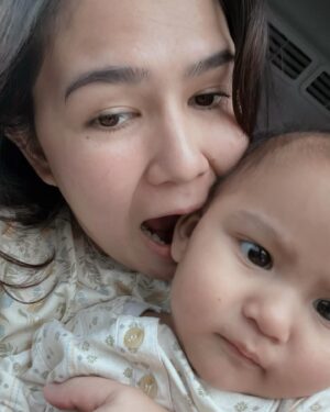 Qausar Harta Yudana Instagram - Harapan tahun ini pengen foto lebaran niat dan estetik, tapi apadaya kami terlalu hektik😔
Selamat lebaran dari keluarga kecil kami, sedikit cerita lewat foto2 ini lebaran kami seperti apa semoga mengerti 🫣😅🥲
Maaf lahir batin onty ongkel onlinenya LV🙏🏻🙏🏻🩵💙✨
-MaQau&LV-