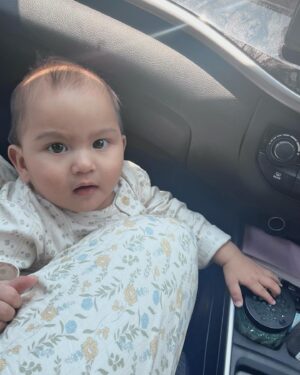 Qausar Harta Yudana Instagram - Harapan tahun ini pengen foto lebaran niat dan estetik, tapi apadaya kami terlalu hektik😔
Selamat lebaran dari keluarga kecil kami, sedikit cerita lewat foto2 ini lebaran kami seperti apa semoga mengerti 🫣😅🥲
Maaf lahir batin onty ongkel onlinenya LV🙏🏻🙏🏻🩵💙✨
-MaQau&LV-