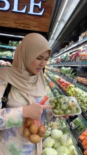 Qausar Harta Yudana Instagram - raja dan ratu FTV lagi belanja kebutuhan baby LV gemoy niii 😍😍❤️
Lokasinya di SUZUYA simpang lima banda aceh🔥🔥#capcut #masayuclaraqausar #masayuclara #qausarhartayudana #babylv #menyalaabangku #qausarpsi #calegganteng #bandaaceh #masayuqausarlovers
