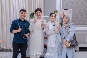 Qausar Harta Yudana Instagram - Masyallah Tabarakallah🙏🏻🙏🏻✨
Sedikit gambaran acara aqiqah LV 👶🏻👶🏻🤗🩵🩵 
#twins #boy #maqau #lv 

Thankyou all team

Planner: @malinowedding x @ruangbahagiaproject_
Venue: @aminta.hall
Aqiqah dan catering: @rumahaqiqahofficial
Dekor: @balonstone
Makeup: @claudiatasyamakeup
Dokumentasi: @bukamata.stories
360spin: @photoboothjakartamurah 
Usher: @belleusher
Souvenir: @mydreamgoodies
Stall: 
@paletaswey
@jollytimeindonesia
@teppanku
@susu_mbokdarmi
@keelnrish.gelato
@bakwanmalang99
@cantikaputricake