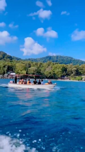 Qausar Harta Yudana Instagram - This is sabang island! 
.
Desa wisata iboih mendapatkan rekor muri untuk populasi lumba-lumba terbanyak, kalau mau main sama lumba-lumba wajib dateng ke sabang…
.
#sabangisland #wonderfulaceh #hanakirohkiroh #masayuqausarhy #peukateunaceh #aceh #psiaceh