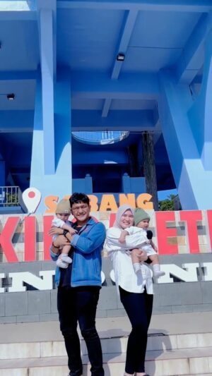 Qausar Harta Yudana Instagram - Alhamdulillah @masayuclara sama LV udah sampai ke ujung indonesia wilayah barat (titik 0 sabang), udah liat keindahan aceh yang mendunia, semoga lebih berkembang pariwisata dan kebudayaan aceh
.
#masayuqausarhy #hanakirohkiroh #sabangisland #titiknolsabangacehindonesia