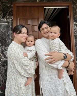 Qausar Harta Yudana Instagram - Harapan tahun ini pengen foto lebaran niat dan estetik, tapi apadaya kami terlalu hektik😔
Selamat lebaran dari keluarga kecil kami, sedikit cerita lewat foto2 ini lebaran kami seperti apa semoga mengerti 🫣😅🥲
Maaf lahir batin onty ongkel onlinenya LV🙏🏻🙏🏻🩵💙✨
-MaQau&LV-
