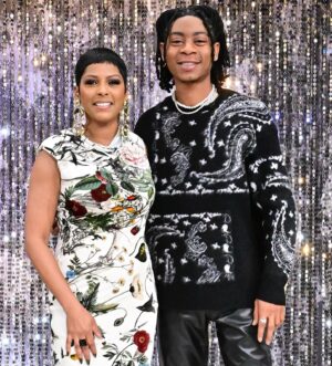 RJ Cyler Instagram - Celebrating @bookofclarence with my sis @teyanataylor and the @tamronhall family 🫶🏾🔥💪🏾. Such an amazing show and time Tam i can't wait to be back again. 🙏🏾🙏🏾
.
🚨MAKE SURE TO CHECK OUT @bookofclarence IN THEATERS NOW🚨
.