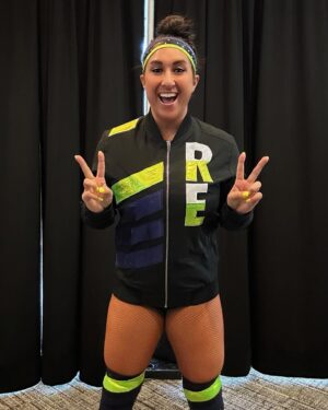 Rachael Ellering Instagram - Tune in TONIGHT to see me both kick ass and rock the Dallas Wings colors on @ringofhonor 🤩