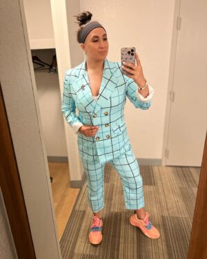 Rachael Ellering Instagram - STARRCAST here I come! 

I’ll be here signing until noon and then it’s off to the big show! Come say hello 🥰

@starrcastevents